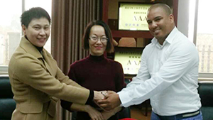 南非客戶(hù)來(lái)考察工廠并簽下合作協(xié)議